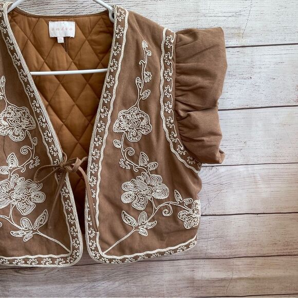 ENTRO CAMEL‎ EMBROIDERED RUFFLE SLEEVE CROP VEST - Picture 6 of 9